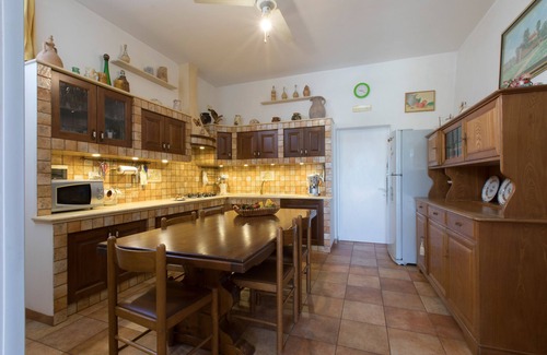 Torre Suda Villa | Bright villa with swimming pool surrounded by greenery near the sea
