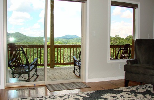 Murphy Ski Chalet | Brighter Days Retreat - 3 Bedroom in a gated community