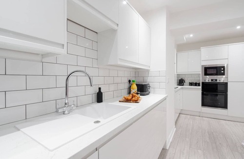 Wallasey Apartment | Brighton Apartment - Modern, Free Wi-Fi, Parking