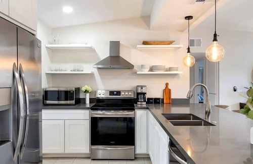 South Scottsdale Cottage | Brilliance-fire Pit & Foosball-walk to Old Town