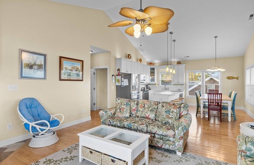 Newport House | BRING THE BOAT ! GORGEOUS PET FRIENDLY HOME ON THE SOUND