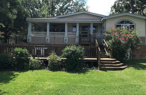 Enchanted Oaks House | Bring your boat! Pet friendly - Lakefront house on Cedar Creek Lake.