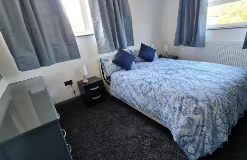Hanham House | Bristol 2-Bed Bungalow Sleeps 4 Parking