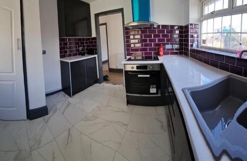 Hanham House | Bristol 2-Bed Bungalow Sleeps 4 Parking