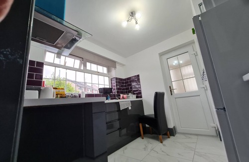 Hanham House | Bristol 2-bed Bungalow, Sleeps 4, Parking