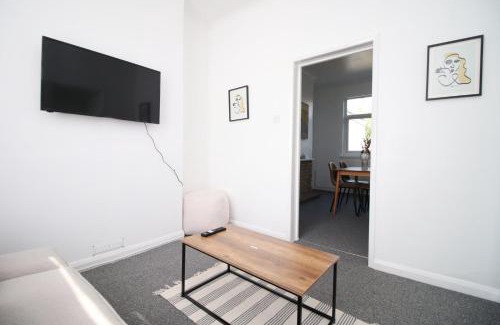 Newport House | Bristol Street (2BR FREE parking)| Cohost Partners