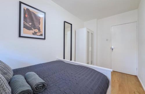 Ferndale House | Brixton Galadriel Room with Shared Bathroom