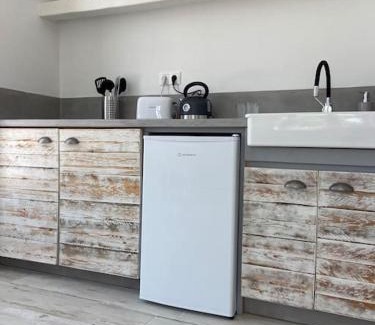 Aroniadika Apartment | Brizo - TCupStudios