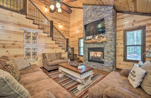 Broken Bow House | Broken Bow Escape with Hot Tub and Basketball Court!