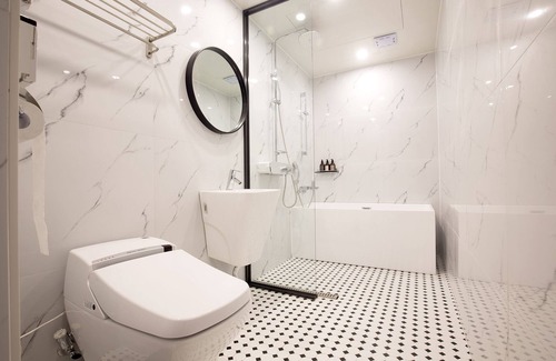 Busanjin Hotel | Brown-Dot Choup