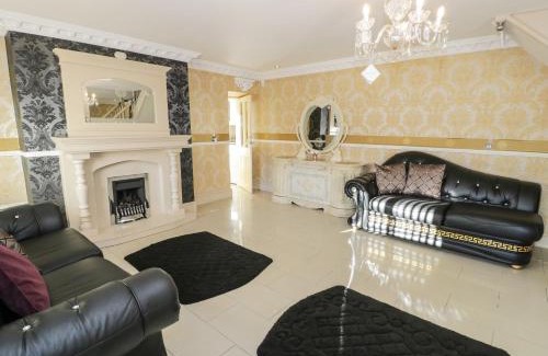 Penrhyndeudraeth House | Bryn Berthen