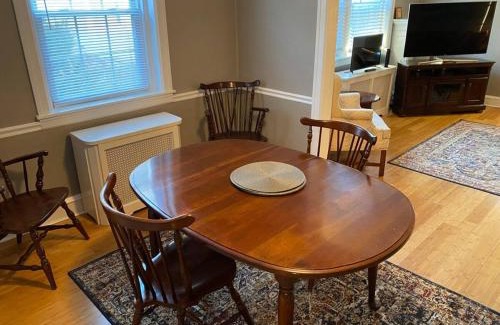 Bryn Mawr Apartment | Bryn Mawr Spacious Grnd Floor Apt Free Parking