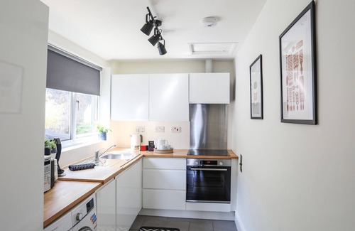 Penrhyn Bay Cottage | BRYN TIRION - PENRHYNSIDE, pet friendly, with a garden in Llandudno