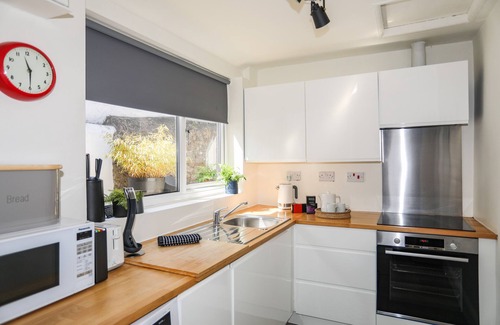 Penrhyn Bay Cottage | BRYN TIRION - PENRHYNSIDE, pet friendly, with a garden in Llandudno