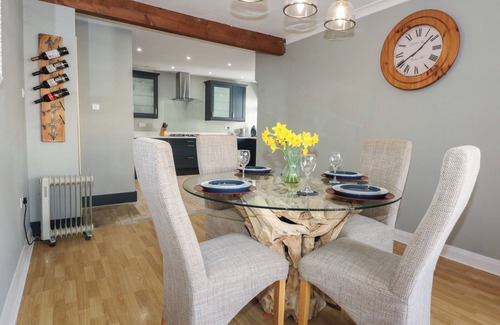 Penrhyn Bay House | BRYN-Y-GLYN, character holiday cottage, with a garden in Penrhyn Bay