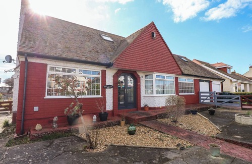 Penrhyn Bay House | BRYN-Y-GLYN, character holiday cottage, with a garden in Penrhyn Bay