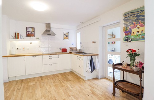 Welshpool House | BRYNAWEL, pet friendly, with open fire in Llanfair Caereinion