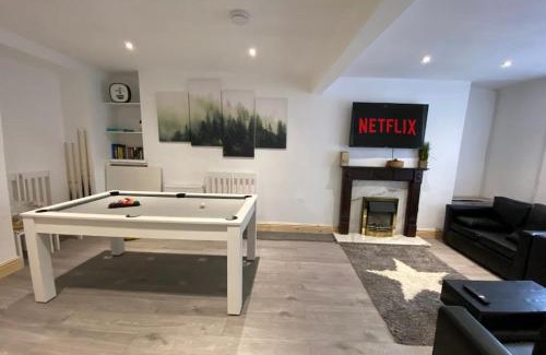 Abercwmboi House | Brynhyfryd Cottage