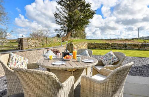 Garn Fadryn House | Brynhynog Fawr