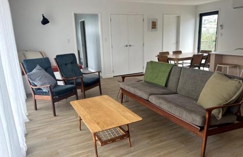 Waihi Beach House | Bubbles Bach-dog friendly, close to beach & shops!