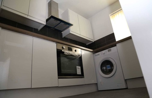 Thamesmead House | Budget 4-bedrooms In Thamesmead