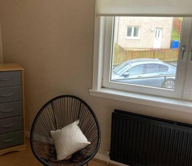 Clydebank Apartment | Budget friendly apartment with stairs Near Glasgow airport and Loch Lomond