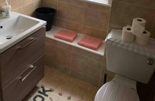 Clydebank Apartment | Budget friendly apartment with stairs Near Glasgow airport and Loch Lomond