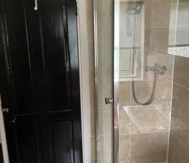 Clydebank Apartment | Budget friendly apartment with stairs Near Glasgow airport and Loch Lomond