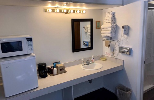 Ironwood Hotel | Budget Host Cloverland Motel