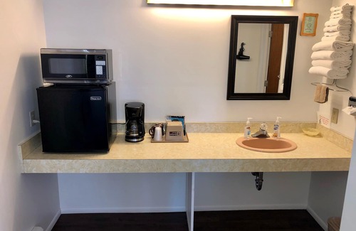 Ironwood Hotel | Budget Host Cloverland Motel