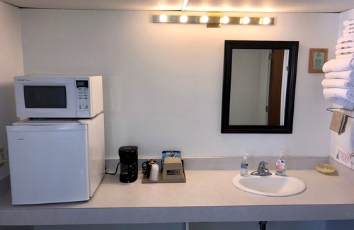 Ironwood Hotel | Budget Host Cloverland Motel