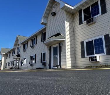 Escanaba Hotel | Budget Host Inn & Suites