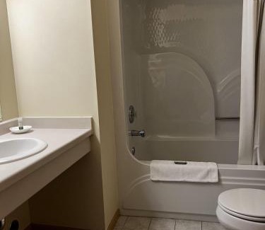 Escanaba Hotel | Budget Host Inn & Suites