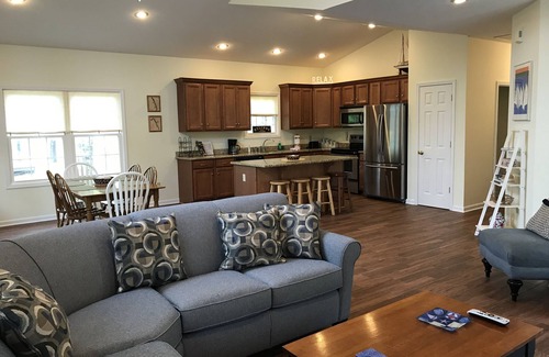 Grand Rivers Cottage | Built in 2007 - 4 BR/3 BA Lakeview in Grand Rivers - The Only City on Both Lakes