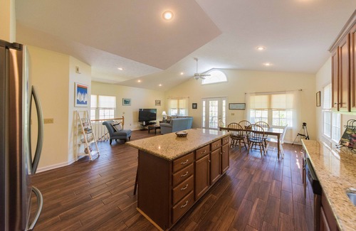Grand Rivers Cottage | Built in 2007 - 4 BR/3 BA Lakeview in Grand Rivers - The Only City on Both Lakes