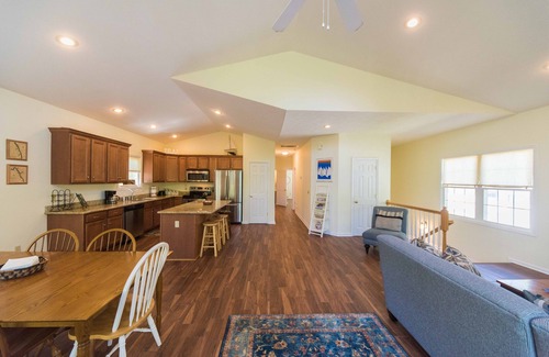 Grand Rivers Cottage | Built in 2007 - 4 BR/3 BA Lakeview in Grand Rivers - The Only City on Both Lakes