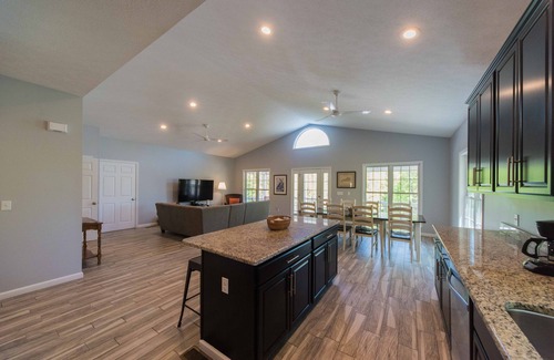 Grand Rivers House | Built in 2017 - 4 BR/3 BA Lakeview in Grand Rivers - The Only City on Both Lakes