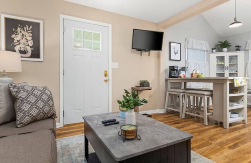 Peoria Heights House | Bumble Bee Cottage - Quiet comfort for 2