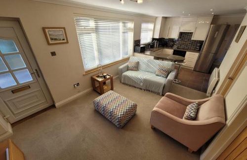 Mumbles Apartment | Bungalow a few minutes from the sea.