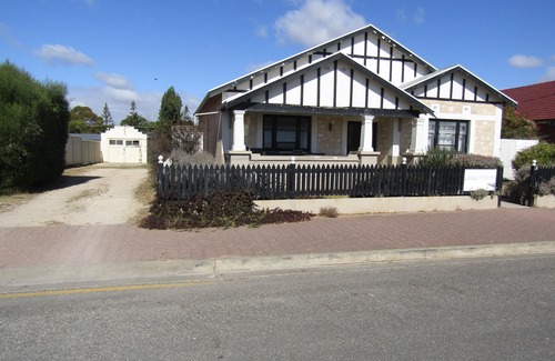 Dalrymple House | Bungalow at the Beach - Esplanade position! Excellent sea views!
