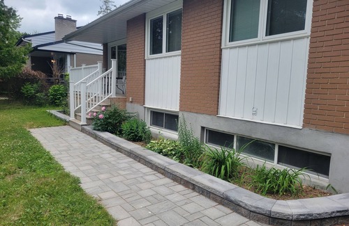 Ottawa Division House | Bungalow close to downtown with 3 parking , 9 min from the airport