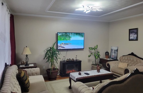 Ottawa Division House | Bungalow close to downtown with 3 parking , 9 min from the airport