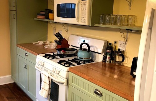 Oakdale House | Bungalow Hudson - cozy 3 BR house with huge garden - steps from Warren Street!