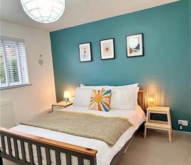 Aberdovey House | Bungalow, mountain and sea views parking