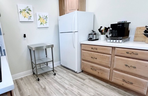 Kenner - Louis Armstrong International Airport House | Bungalow On The Blvd - Perfect for long stays, TVs in every room, ample parking!