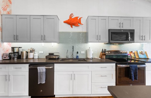 Kaanapali Cottage | Bungalow walk to beach + Pickleball gear and Bikes