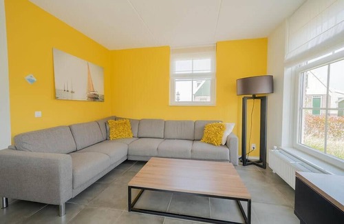 Uitdam House | Bungalow with 4 bedrooms, 2 bathrooms and a terrace