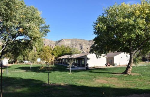 La Verkin House | Bunkhouse 8B In Natural Setting
