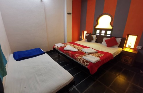 Lake Swaroop Sagar Hotel | Bunkyard lake view Hawala Kalan