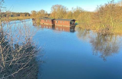 Smallburgh Boat Rental | Bure River Lodge Houseboat